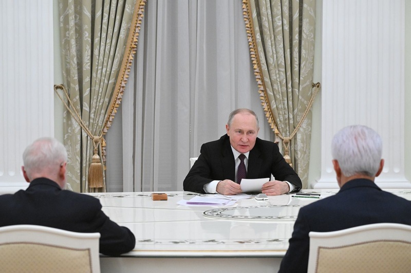 Владимир Путин: Представители думских партий не только выражают своё твёрдое мнение по ключевым вопросам, но и принимают участие в СВО, вместе сражаются за Россию