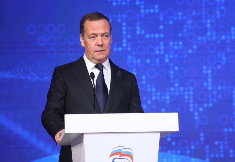 Дмитрий Медведев: Мы поддерживаем нашего Президента Владимира Путина!