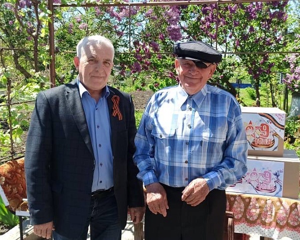 В преддверии праздника Дня Победы депутаты Думы Шпаковского округа навестили и поздравили ветеранов